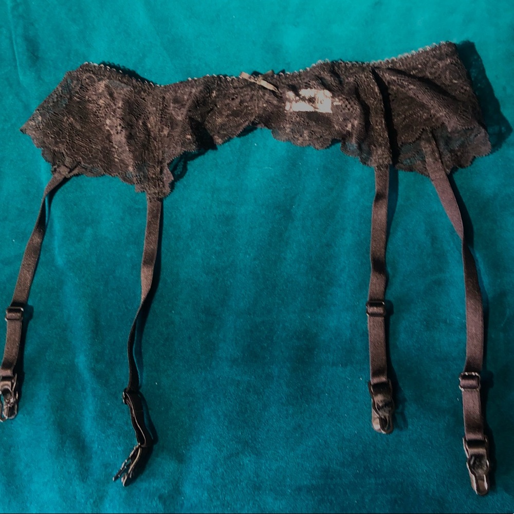 Lace lingerie garter belt. Size medium. Never worn